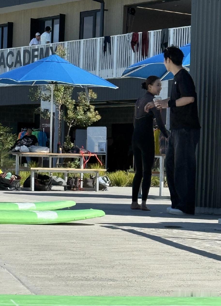 谁说窦骁和何超莲婚姻出问题了？人家两夫妻此时此刻还在澳洲旅游呢，还被网友偶遇了。