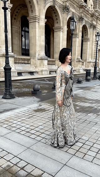周冬雨巴黎看秀，刚露面就吵翻了。她穿LV银白亮片长裙出场，灯光下像裹了整条流