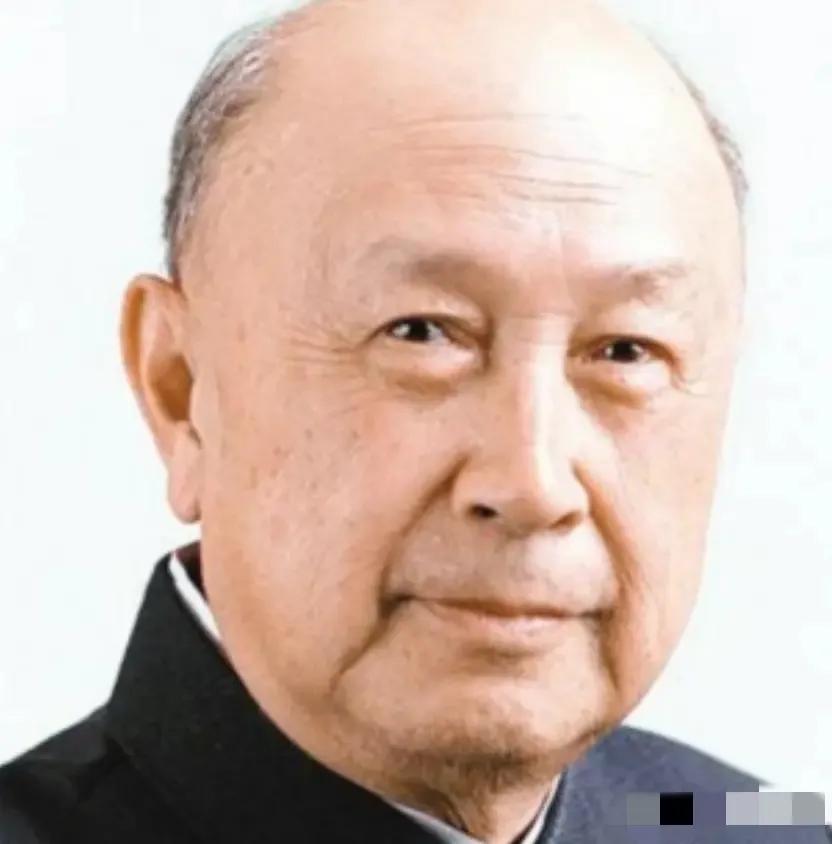 1964年冬夜，钱学森筷子尖悬在鸡肉上方半寸，突然厉喝：“别动！有苦杏仁味！”警