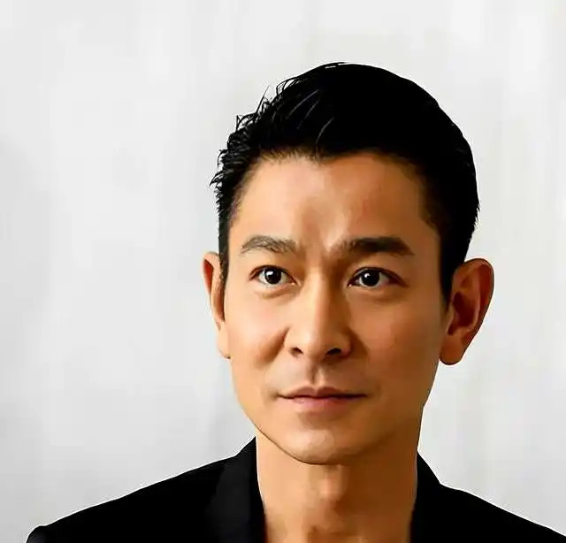 演艺圈这么多人，为什么刘德华能红四十年不倒？秘密在鼻子上。刘天王鼻子叫“通天鼻”：从山根到鼻头一笔直