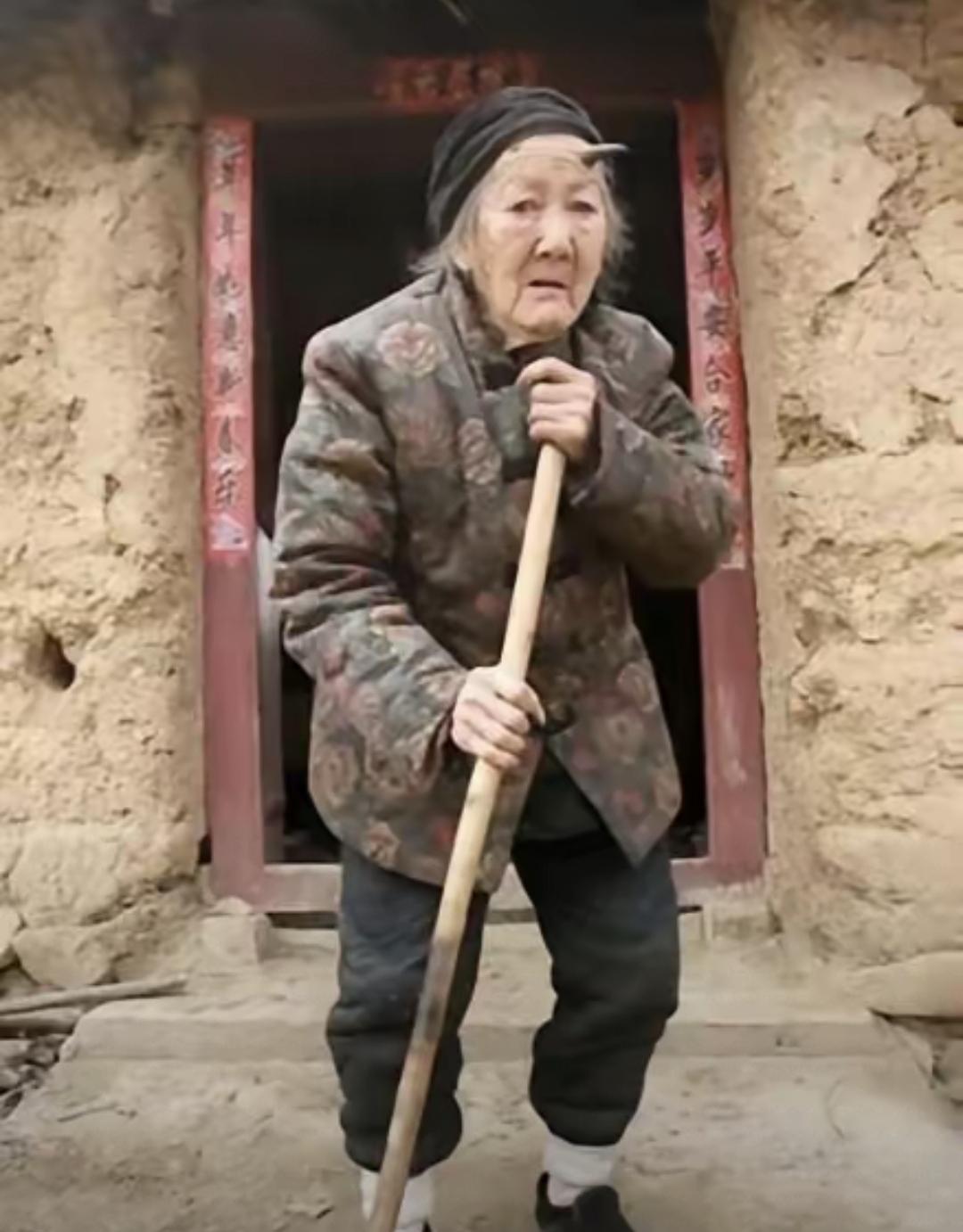 我们村有个九十多岁的老太太前天去世了。昨天下午小儿子收工回家,发现灶台凉着,屋里