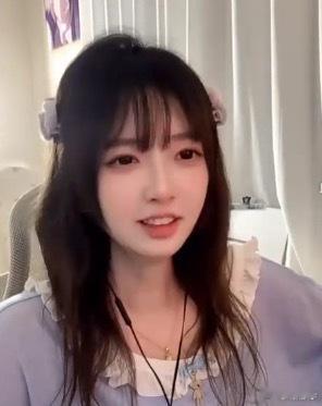 查理斯：我说实话阿雅真是有点变态好吧，我第一次和她聊天，反正就要睡觉了，公式化s