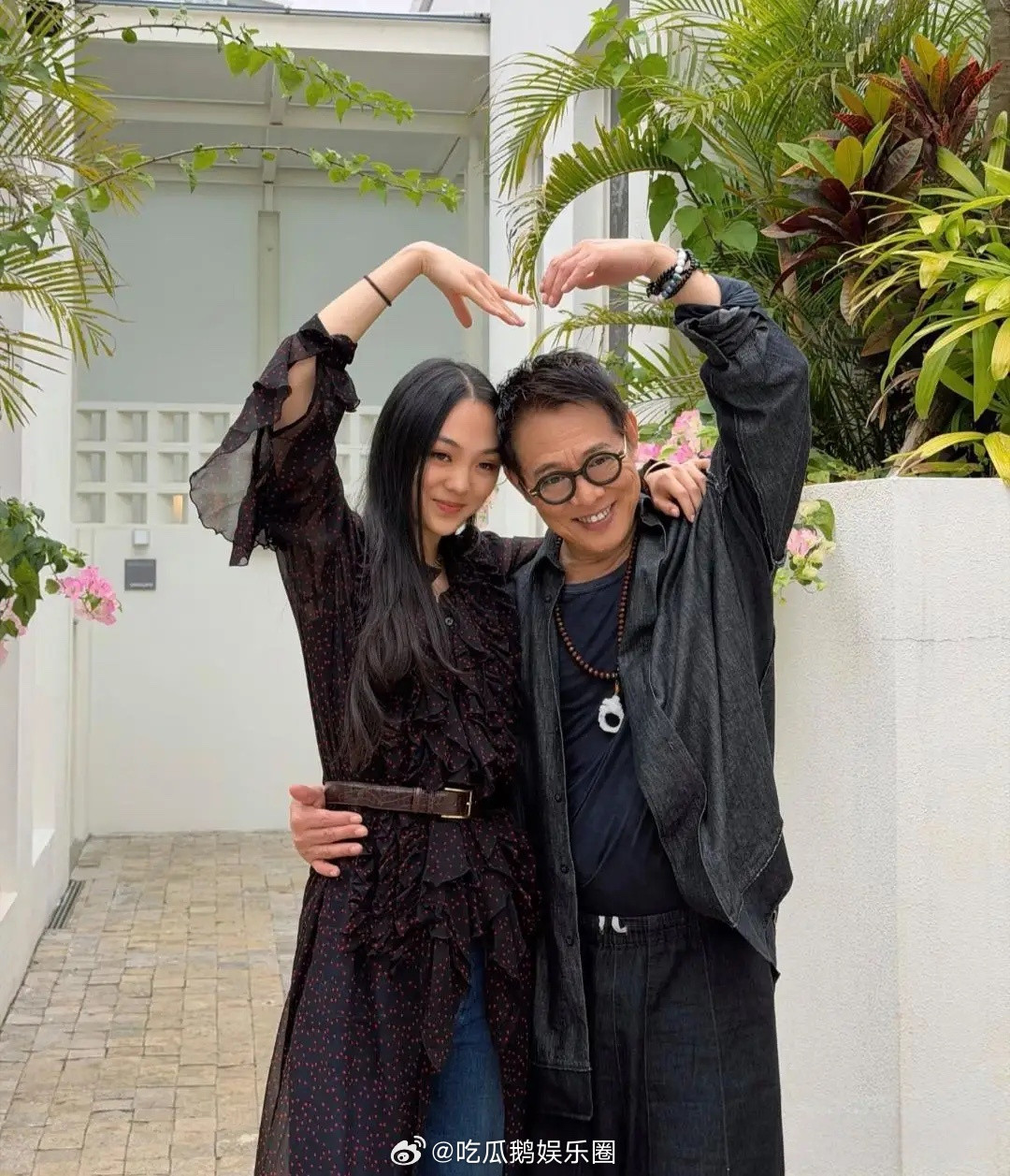 63岁李连杰分享和26岁女儿Jane的居家照，女儿聪背后环抱着他的脖子，父女俩看