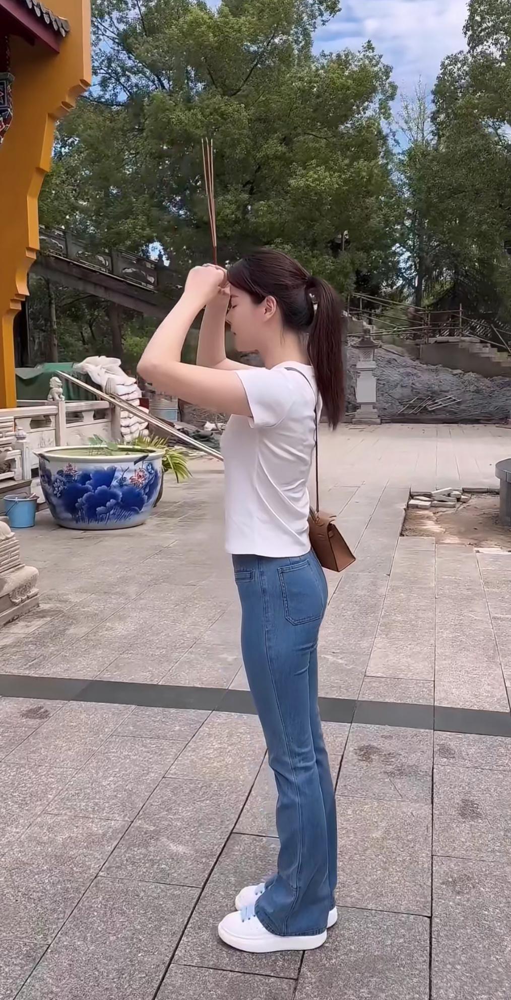 身材姣好的小姐姐在寺庙里上香，也不知道在求的什么，