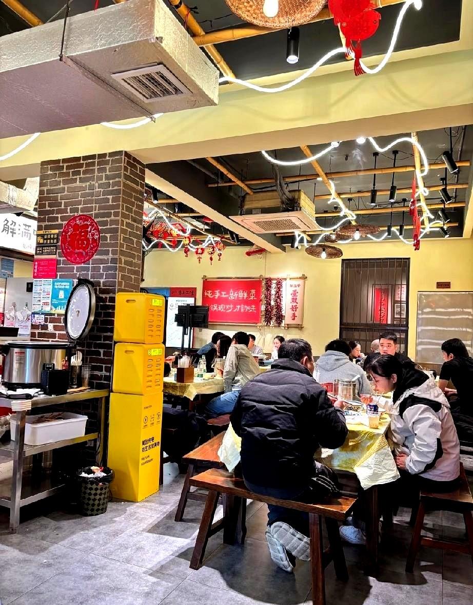 有一件事我特别百思不得其解。我一般就在对面街上的餐馆里随便端点东西吃。可是吃