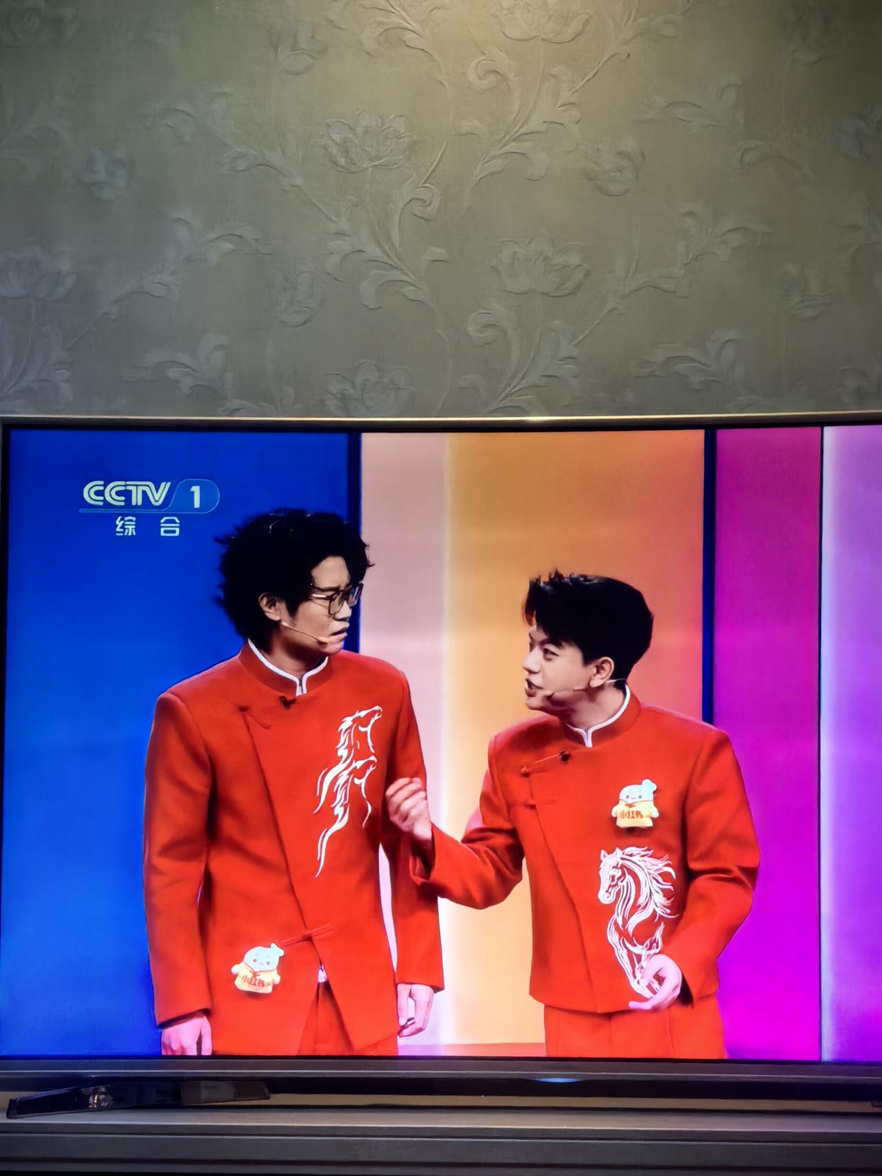 天南地北大拜年今晚的春晚估计又要让人失望了，反正开场的那种我不是很喜欢，然后就是