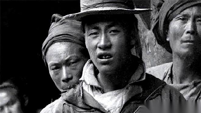 枪声最密的时候，洞里突然传出一声婴儿的啼哭。所有人都愣住了。外面是围了三县之力