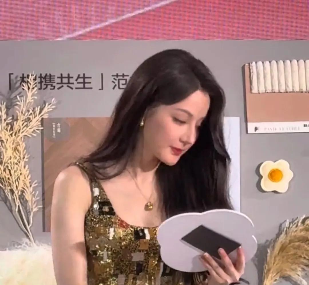 热巴永远都是敬业在营业，这套衣服像瓷砖，代言手机的时候选了猫耳朵造型，半亩花田选