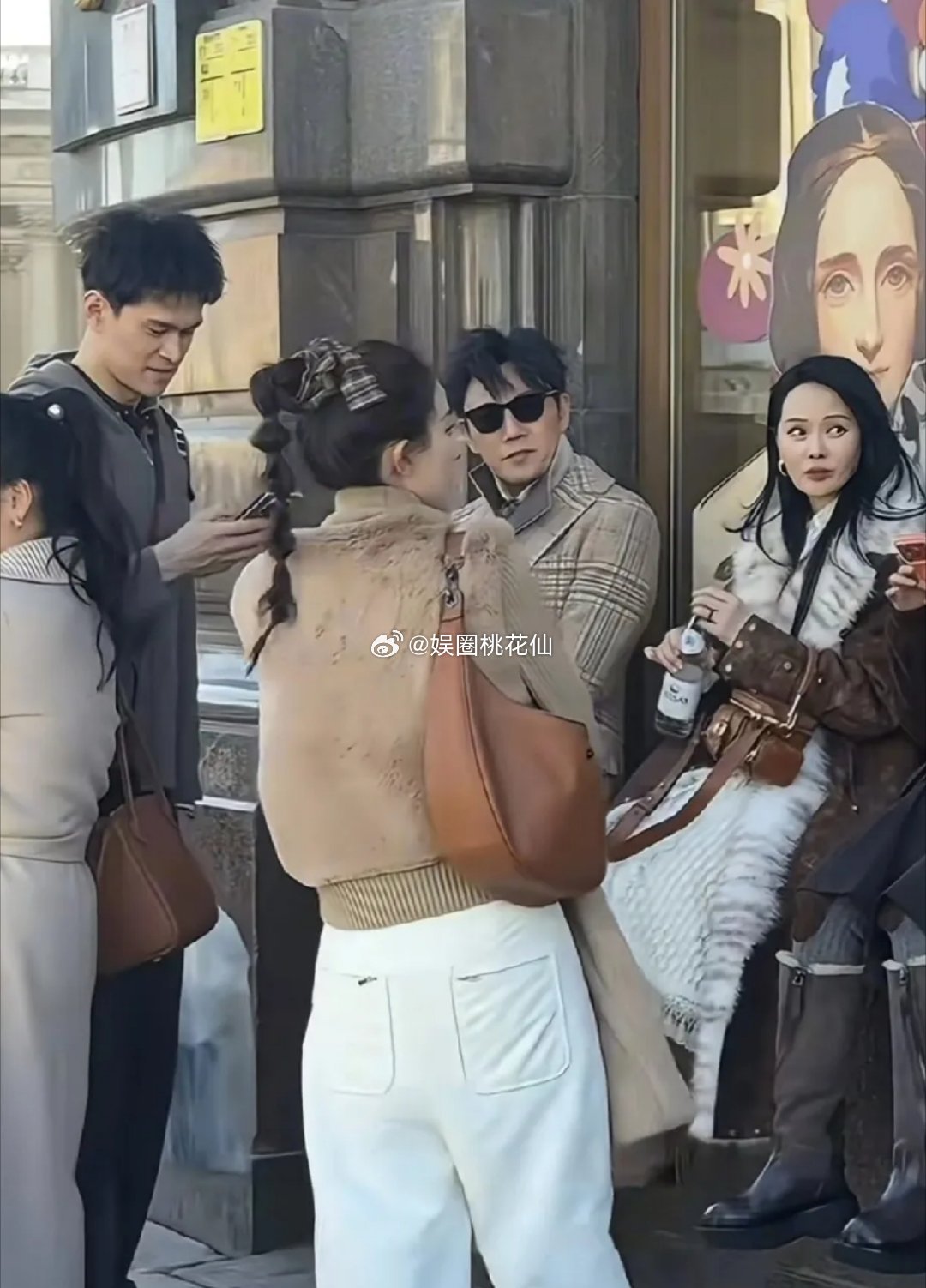 57岁的伊能静，每年花七位数保养脸是真不一样，跟小9岁的老公秦昊站一起越来越配，