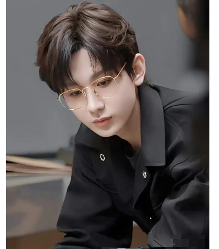 天哪。不得了了。成毅这是怎么了？成毅拍摄新剧《长安二十四计》时不慎摔倒，后脑