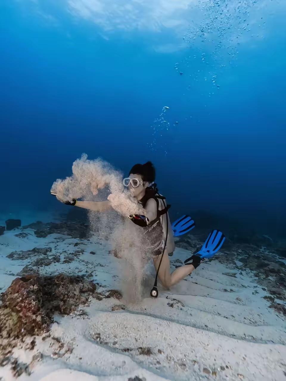 姜太公钓鱼，愿者上钩。近日在广西北海，一名男子于海边垂钓时，鱼杆突然剧烈晃动。