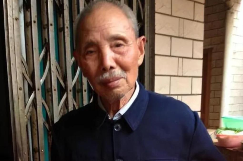 2003年，贵州，1男子掉进河里，被68岁老汉搭救。为报恩，男子常去照顾老汉，俩