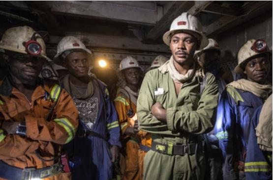 中国有色矿业集团投资15亿美元买下一座无人问津的铜矿。1998年，当中国有色