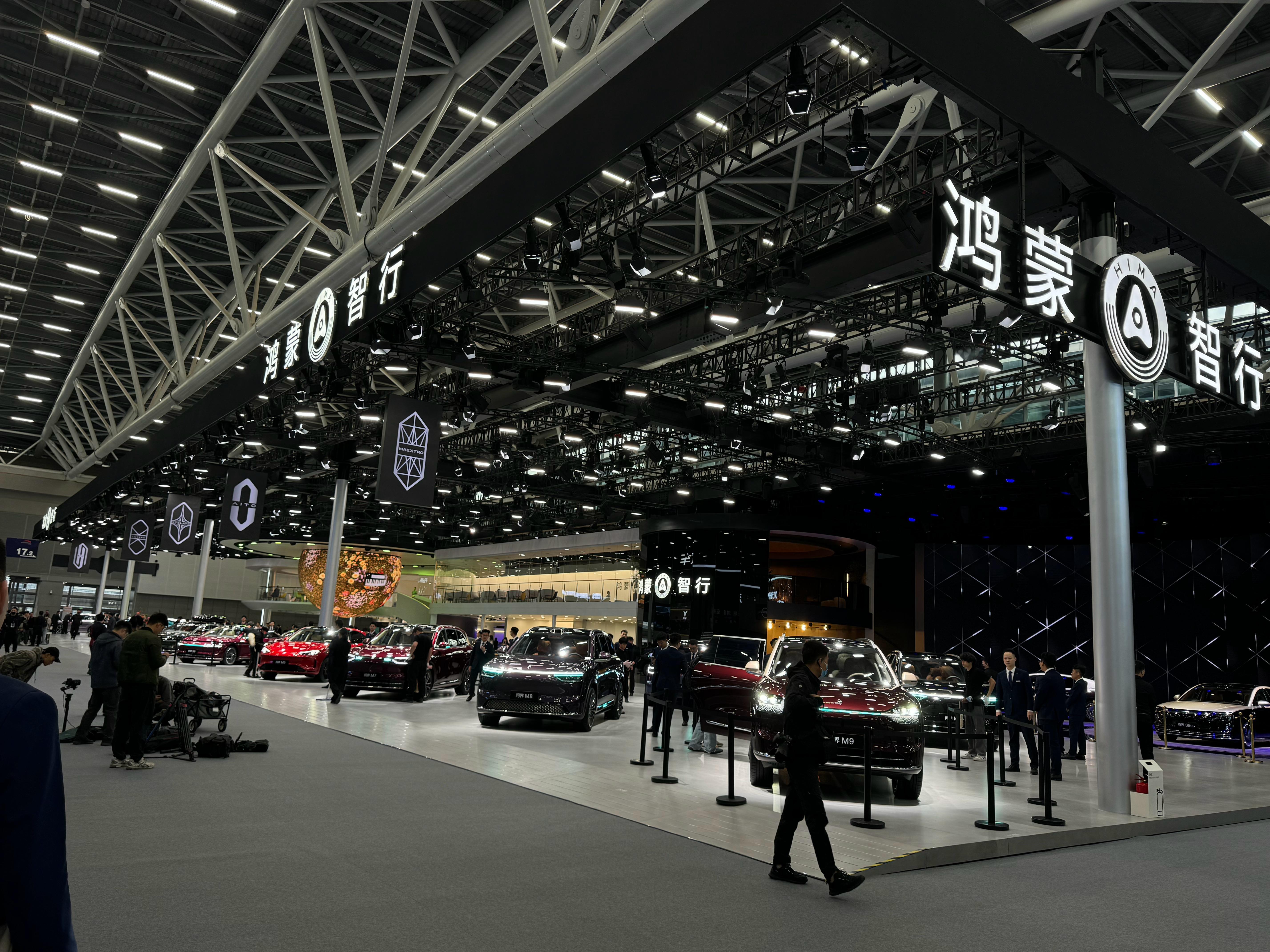 鸿蒙智行的展台真大。这次有点不一样，五界各自的车都到齐了，而且五界还有各自独立的