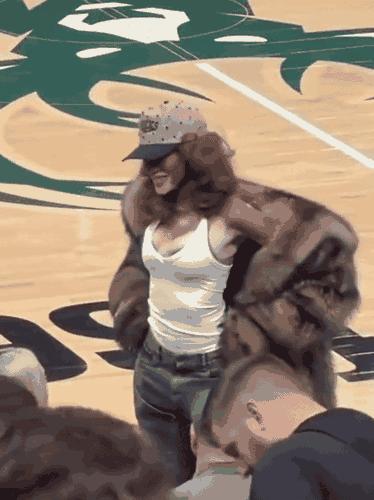 五年了，库兹马还跟那个白癜风超模在一起。不分手，不换人，从女友变成未婚妻。好