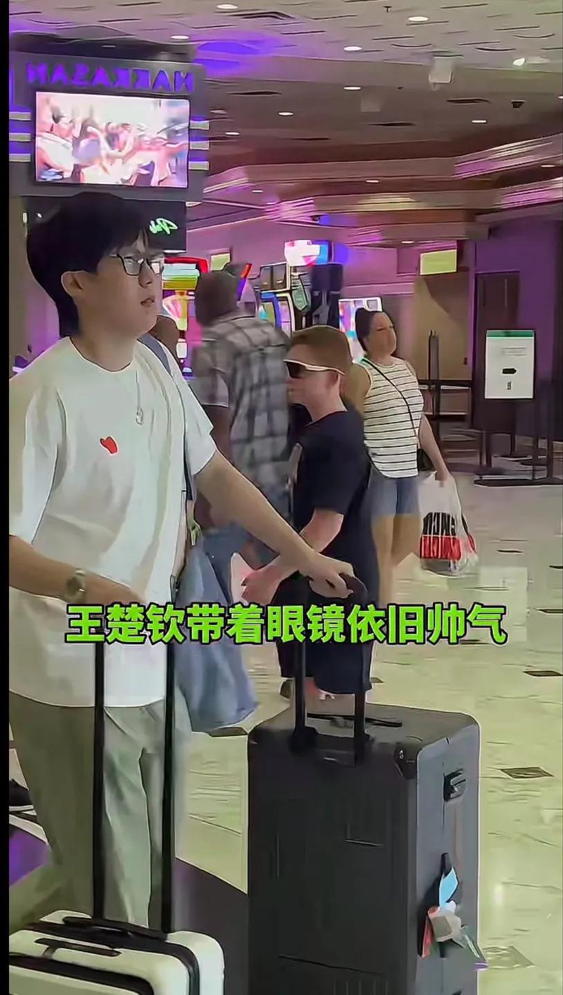 王楚钦机场帅气亮相，眼镜加行李箱，时尚感十足！🕶️🧳💃〈大头直接太帅了〉