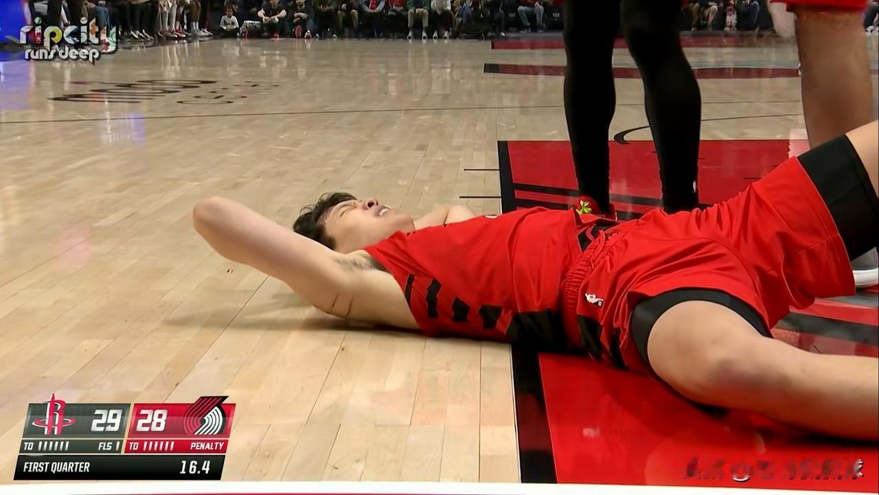 开拓者新秀杨瀚森终于敢硬刚亚当斯了！在今天开拓者主场迎战火箭的比赛中，当时比赛进