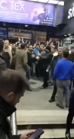 当地时间12月29日，由于伊朗国家货币里亚尔崩溃，一年内兑美元贬值58%，通货膨