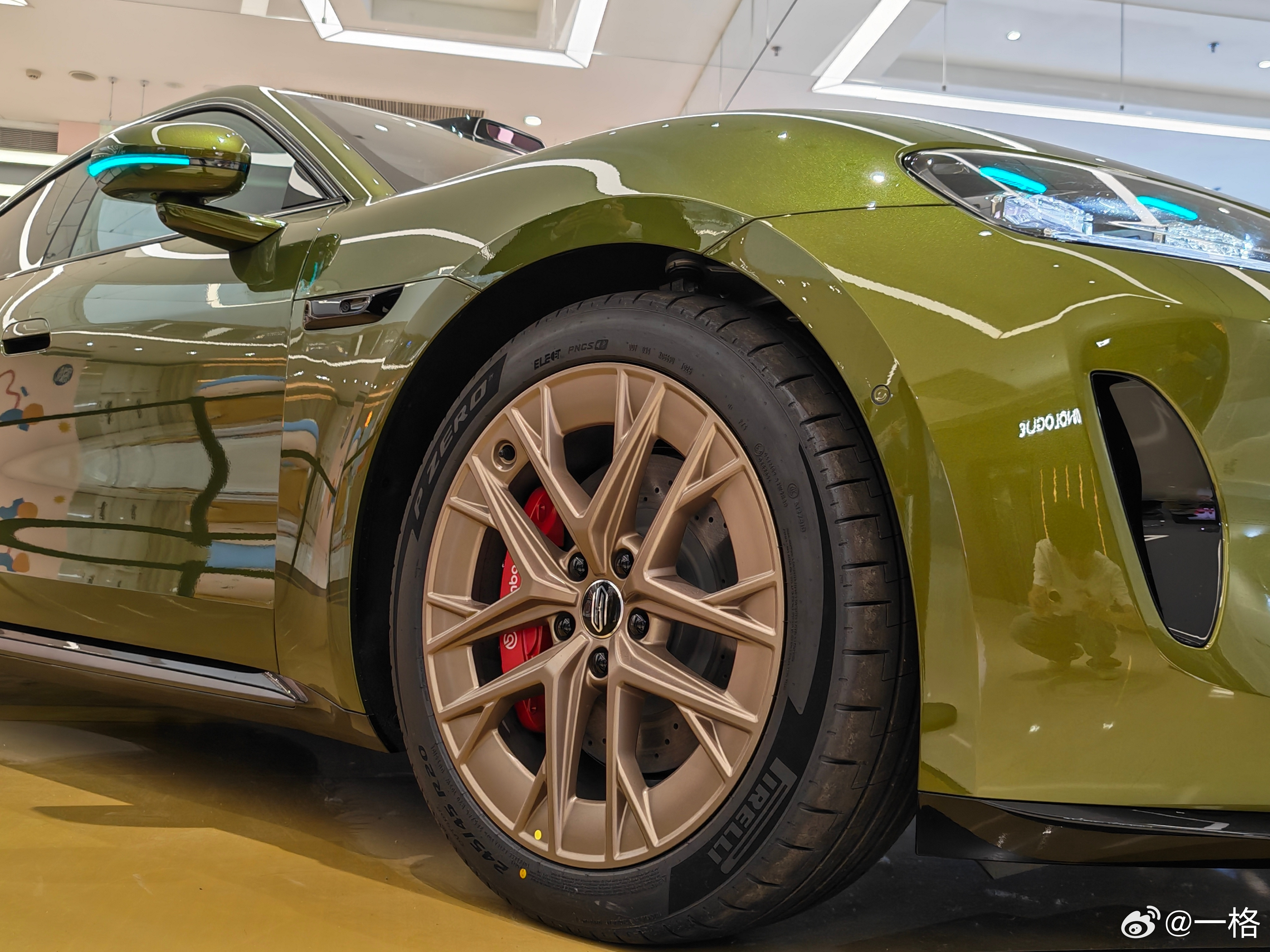 又来商场逛车展了，一楼全是车车车尚界Z7的琥珀金绿配金色轮毂也太漂亮了，黑色