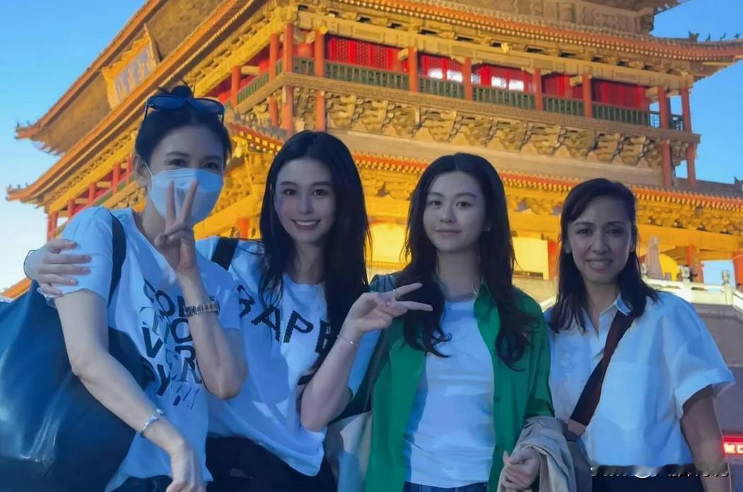 邱淑贞陪同两个女儿一起游玩西安，两个女儿都好像她呀！