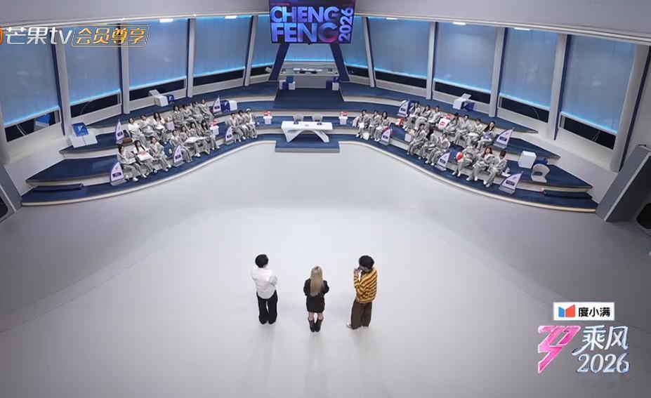 当初戚薇参加浪姐的时候因为小考忘词都气哭了，现在的姐姐很多小考都记不住词，还都嘻