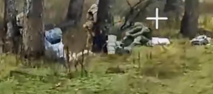 ​在乌克兰战场上，危险随时随地都可能会存在。这时候看到了一群乌军士兵正在树林丛中