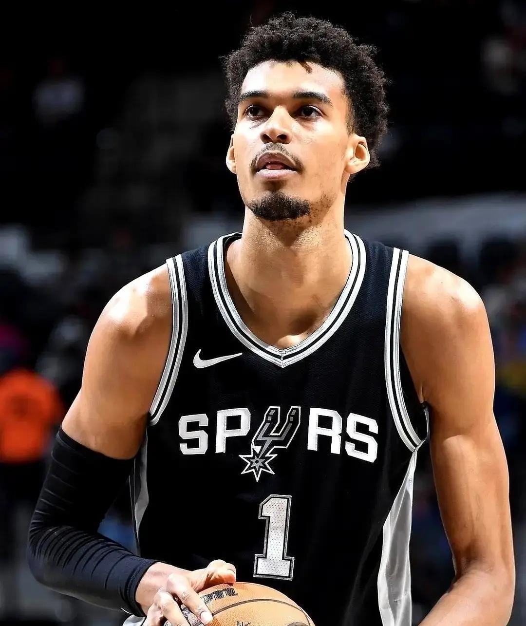 文班亚马只拿队内第五薪水，马刺却用这省下的钱赌一个三年后的总冠军。他们清空薪资