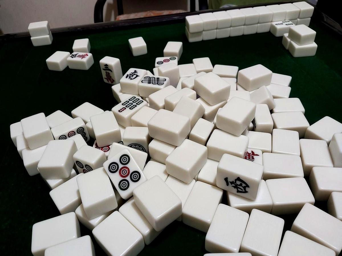 打麻将，最怕的不是输钱，是遇到“牌品癌”。赢了牌，他嗓门比谁都大，催着你赶紧