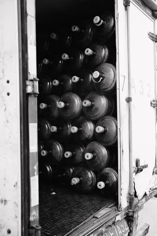 美媒4月14日消息，全球氦气告急，约三分之一的供应急剧减少，修复这一状况或许需要