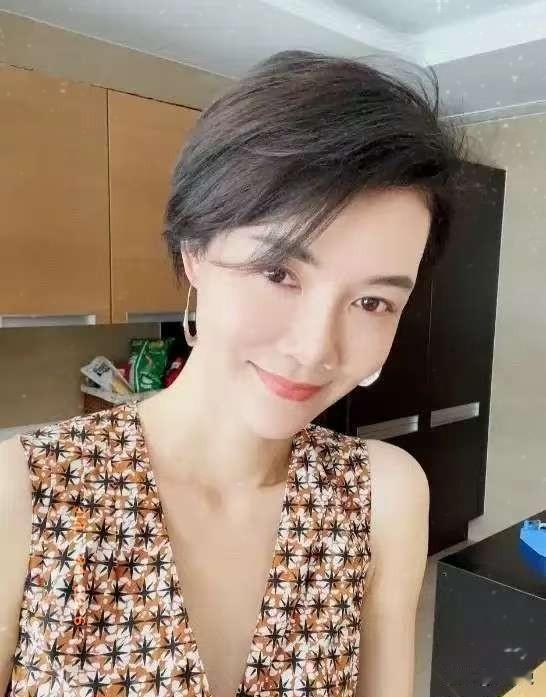 车晓，引发热议。7月3日，44岁的车晓，冲上热搜，这一次，不是脱单结婚了，而是
