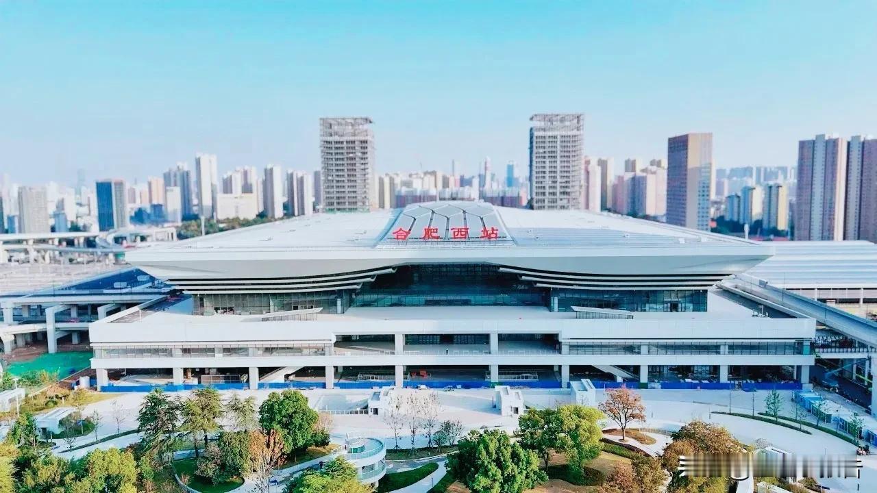 合肥加速打造综合性交通枢纽，过境车辆车次逐年增长，可见合肥的人流量在长三角主要城