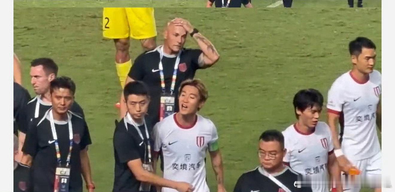 挑衅球迷的球员在问心里都不合格，但是有的红皮狗比韦世豪挑衅更厉害，从来没事​