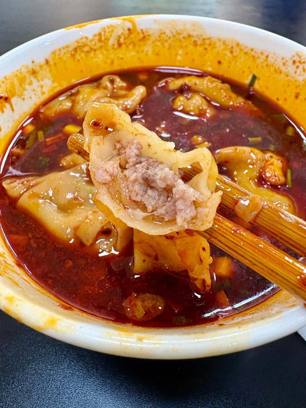 成都都江堰美食寻味，老店抄手好好吃！灌县陈府记太婆抄手美食推荐：1、怪味抄