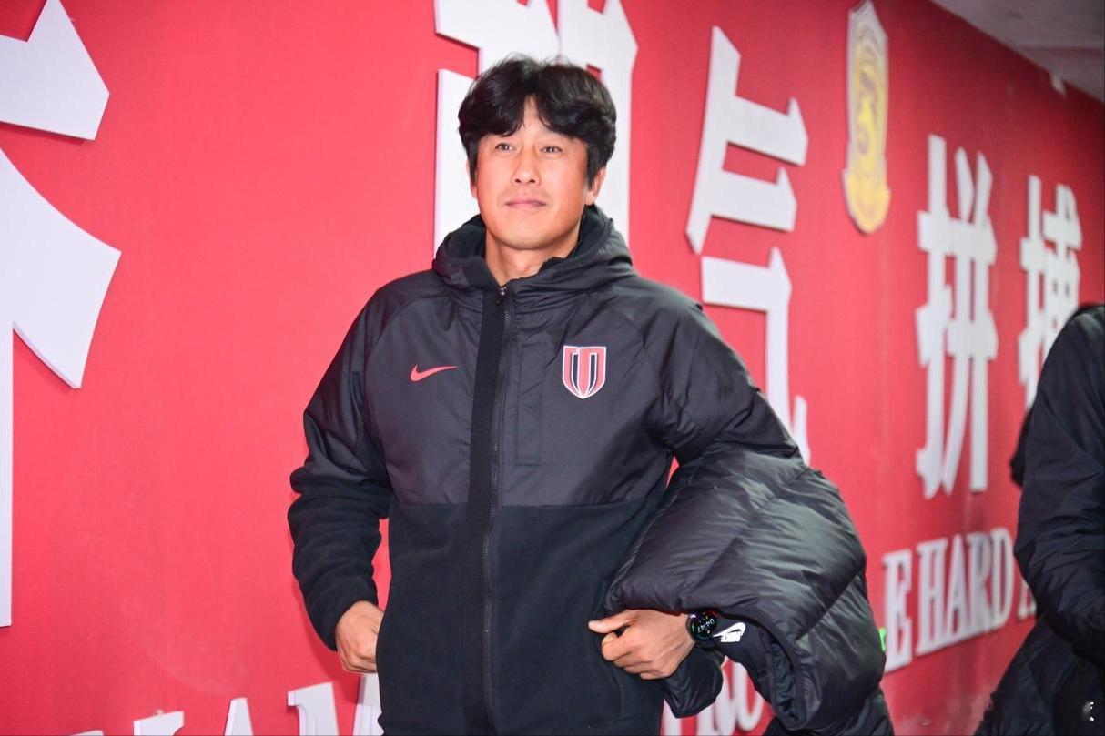 如果徐正源和成都蓉城续约不成功，将是一件很遗憾的事情。虽然球迷舍不得他，但俱乐部