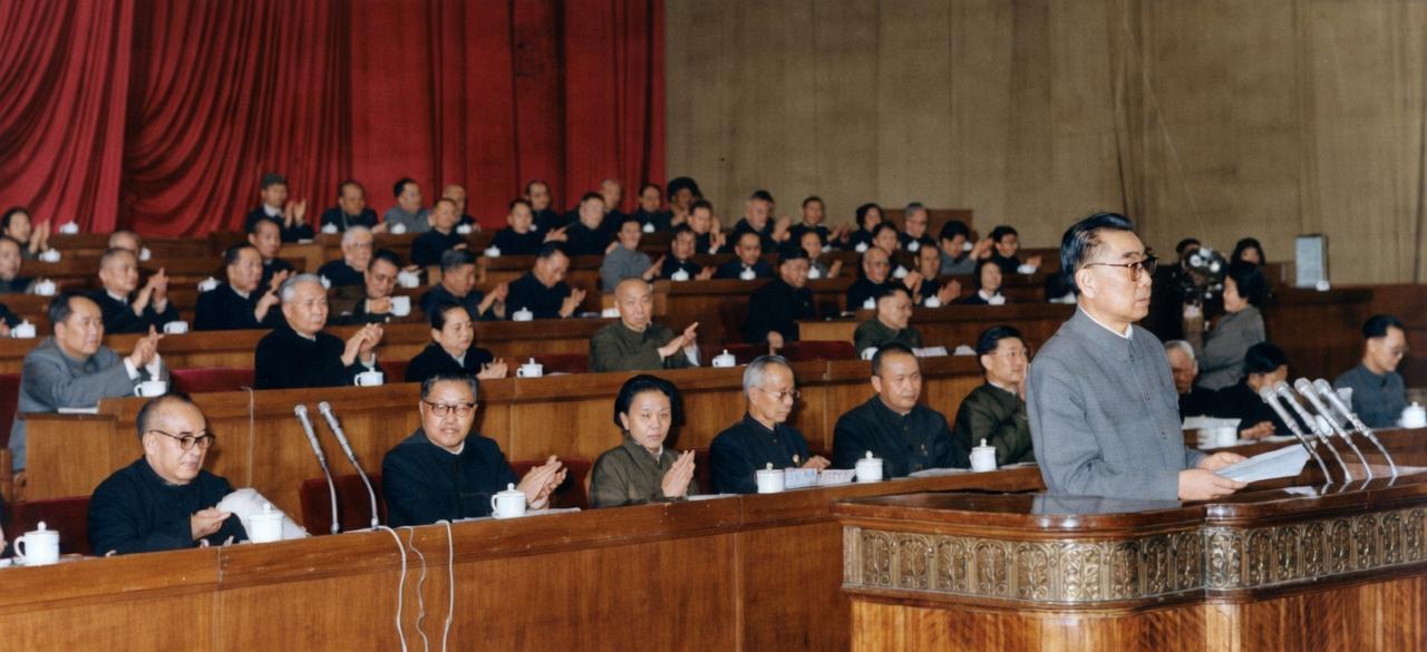 这是1964年第三届全国人民代表大会第一次会议的珍贵现场照片，记录了周恩来总理向