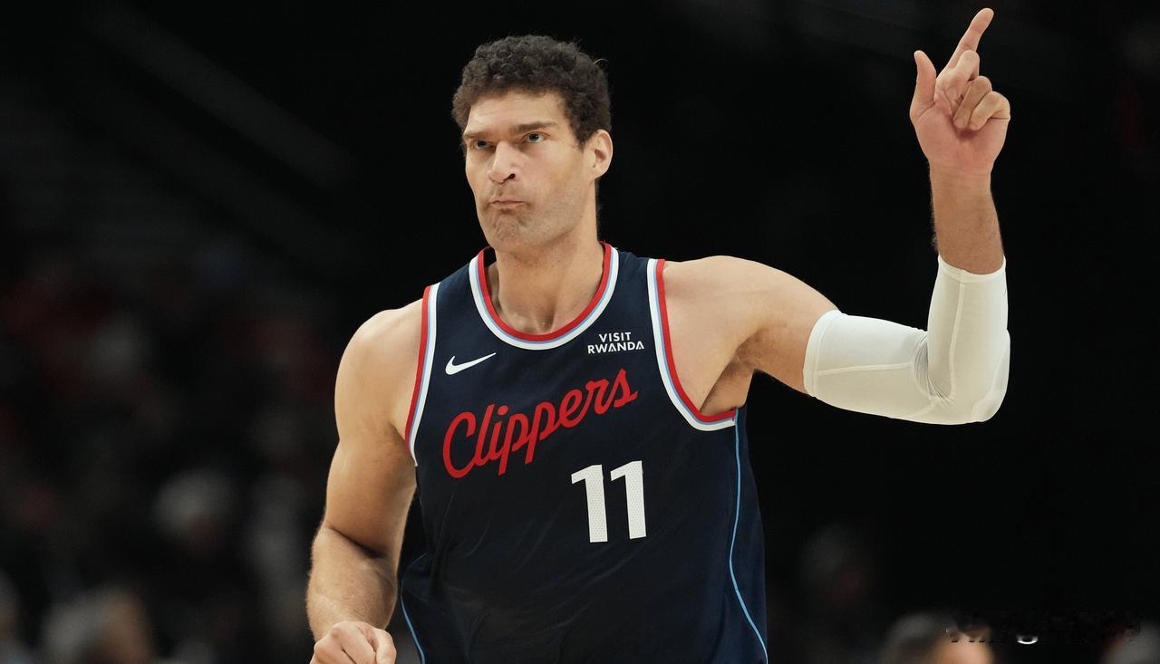 真乃神人也大洛，谁能想到这可是生涯前期一个三分没投过的大中锋能干出来的事啊，生涯