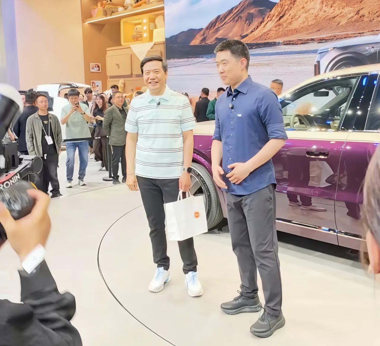 终于看懂雷军送李想那件T恤的高明了。本以为只是送件衣服，结果是高手过招。