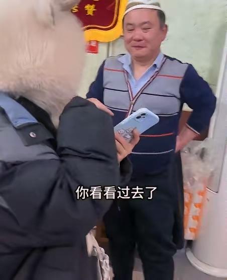 女子忘付饭钱，赶飞机途中折返结清，这才是普通人最该有的体面北京，一女子到一