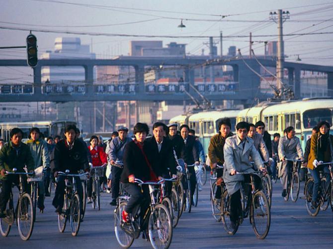 今天的中国这么强大，其实是很反常的，按理说，中国应该比现在更穷、更落后、更弱才对