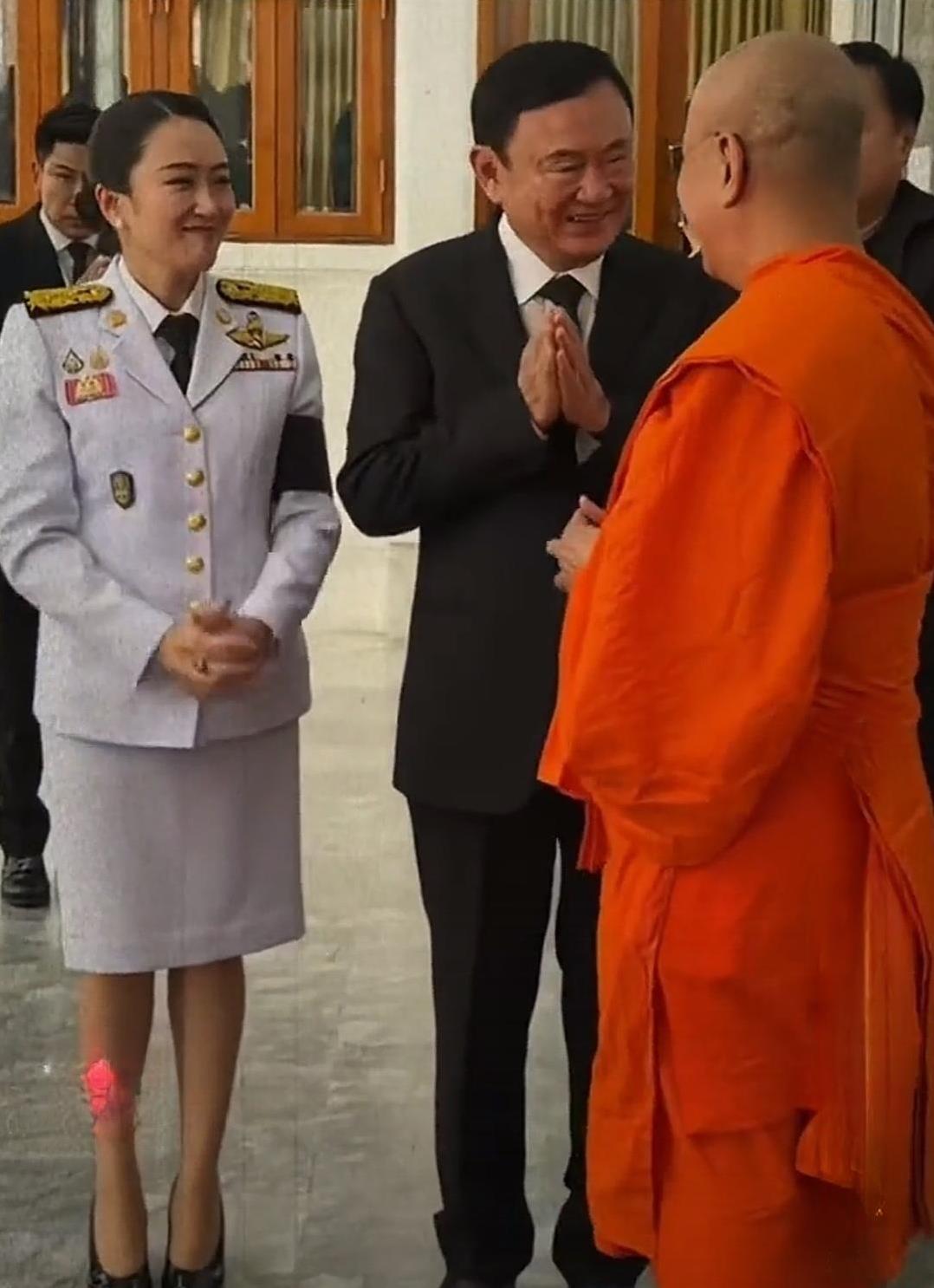 毫无悬念！佩通坦以6比3的票数被罢免首相之职，而佩通坦的前一任赛塔则是以5比4的