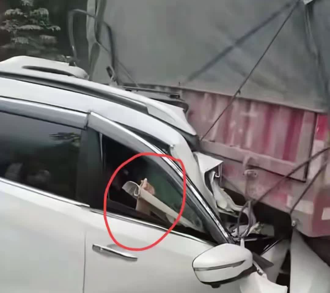 湖南“肉夹馍式”车祸，谁看了不揪心？两人当场不幸身亡，身份也已确认。5月