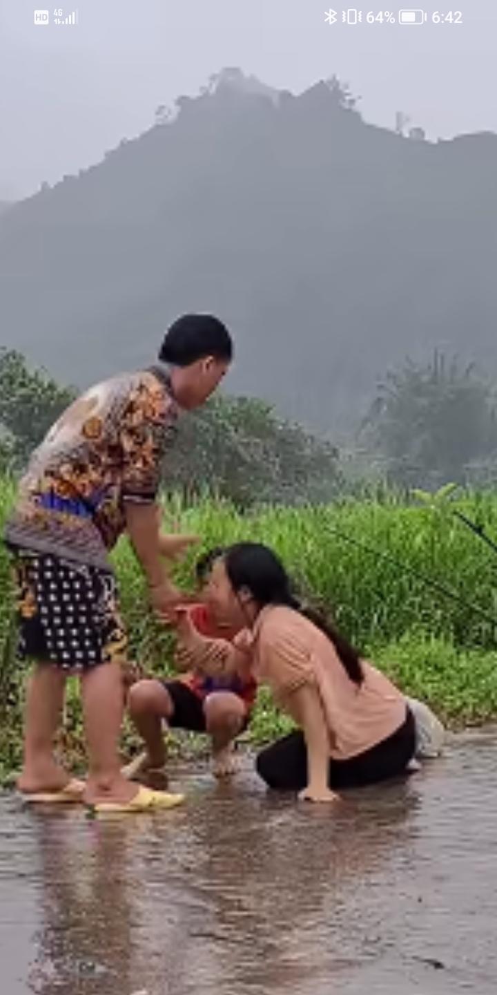 泪酸，丈夫出轨被妻子发现，妻子带着孩子跪在雨地上求丈夫回心转意，以前做错事翻过去