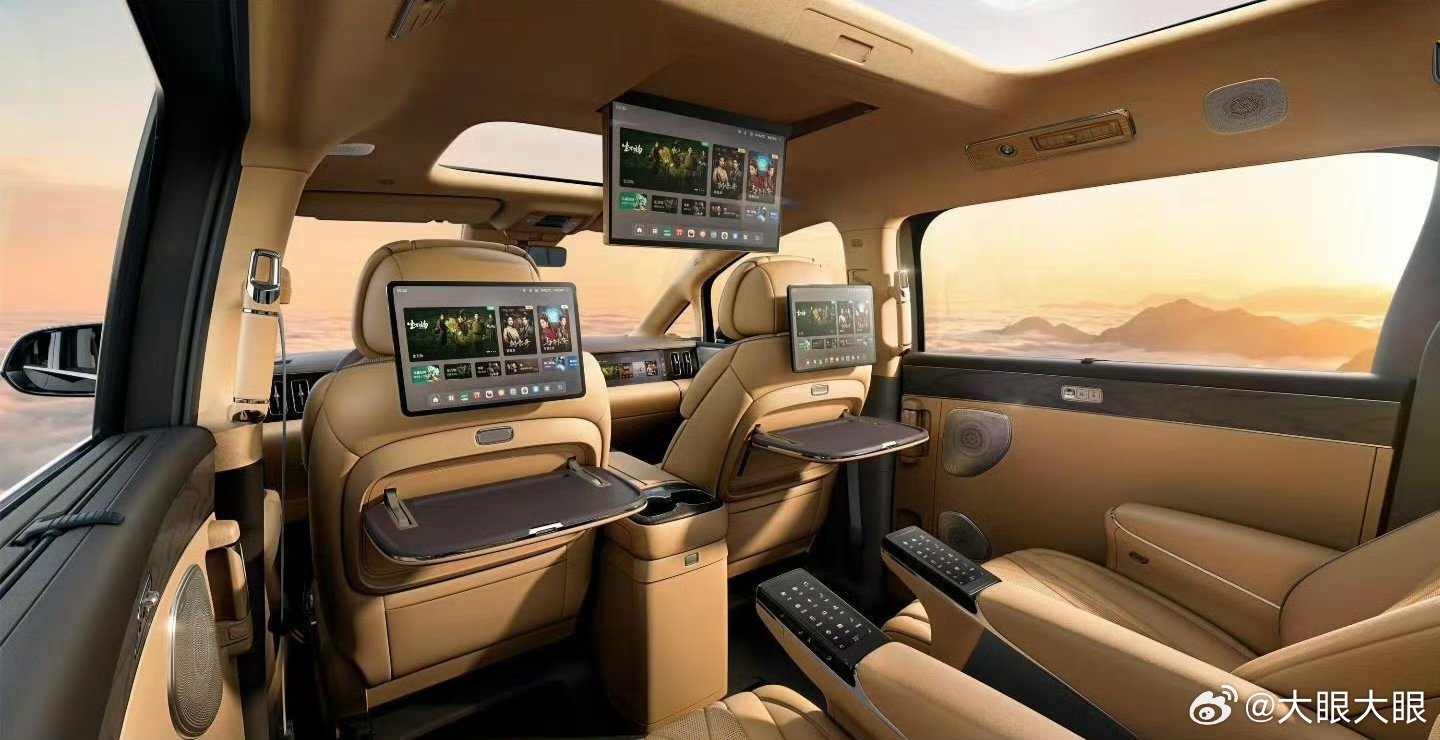 什么鬼车这车得有8块屏幕吧新能源汽车