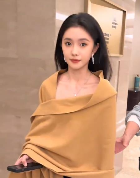 刘浩存被男粉强行合照北京国际电影节活动后，00后谋女郎刘浩存在离场时遭一名男子