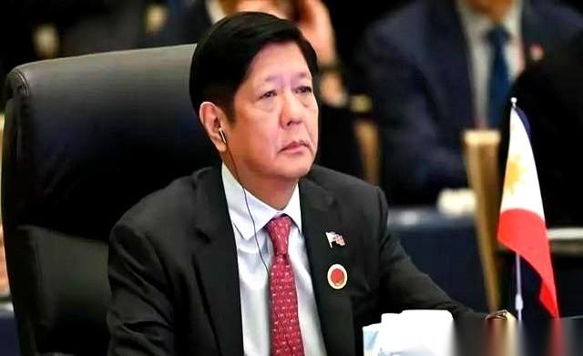 菲律宾这场大戏，现在就卡在一个叫雷穆拉的男人身上。他是总统马科斯亲手安插的监察