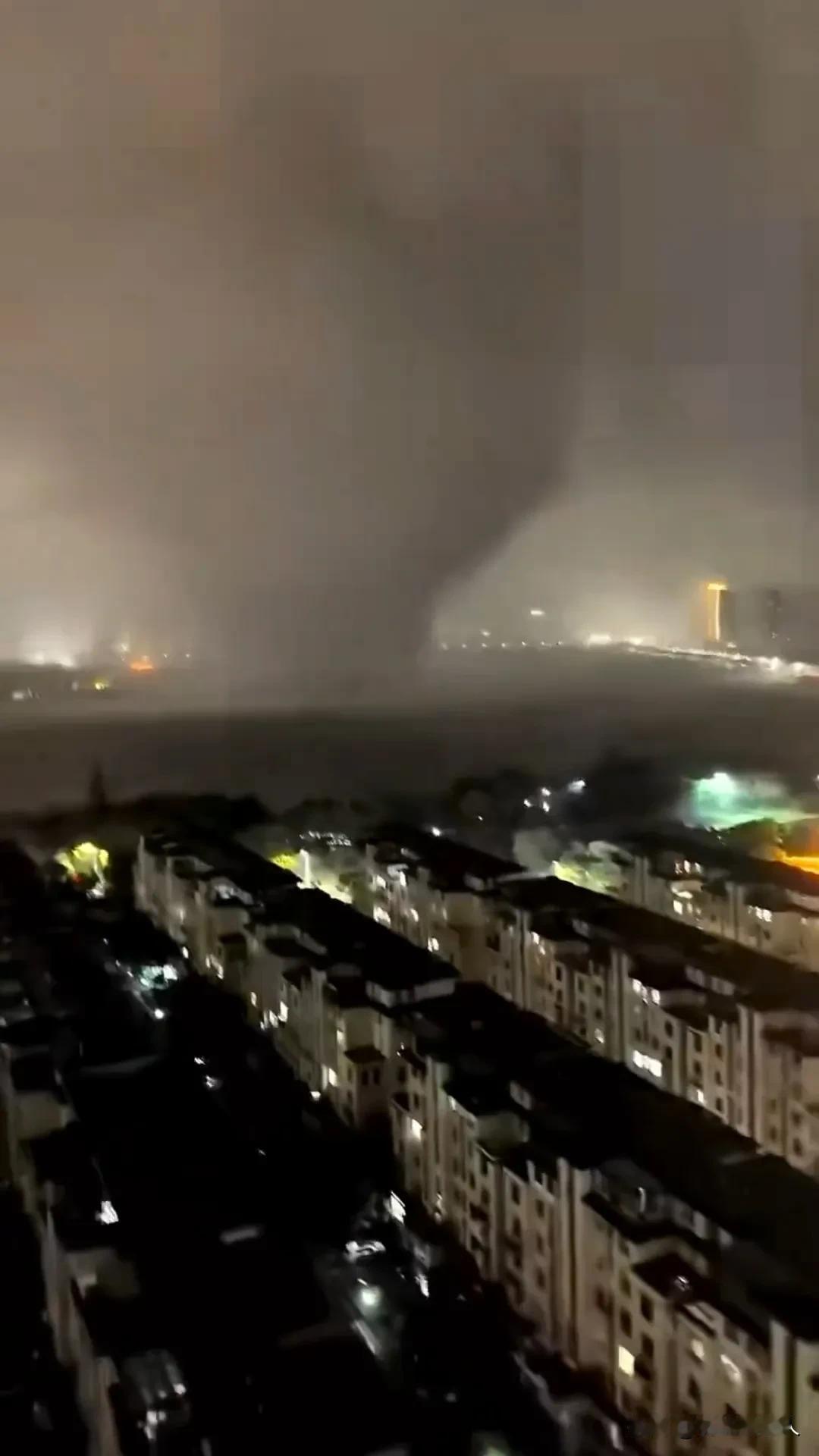 实拍黄冈15级龙卷风惊魂夜！货车掀飞、校舍破碎，全城彻夜救援“玻璃瞬