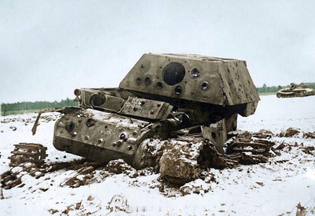 一辆被缴获的德国**“象式”（Elefant）重型坦克歼击车**，成为苏军火力威