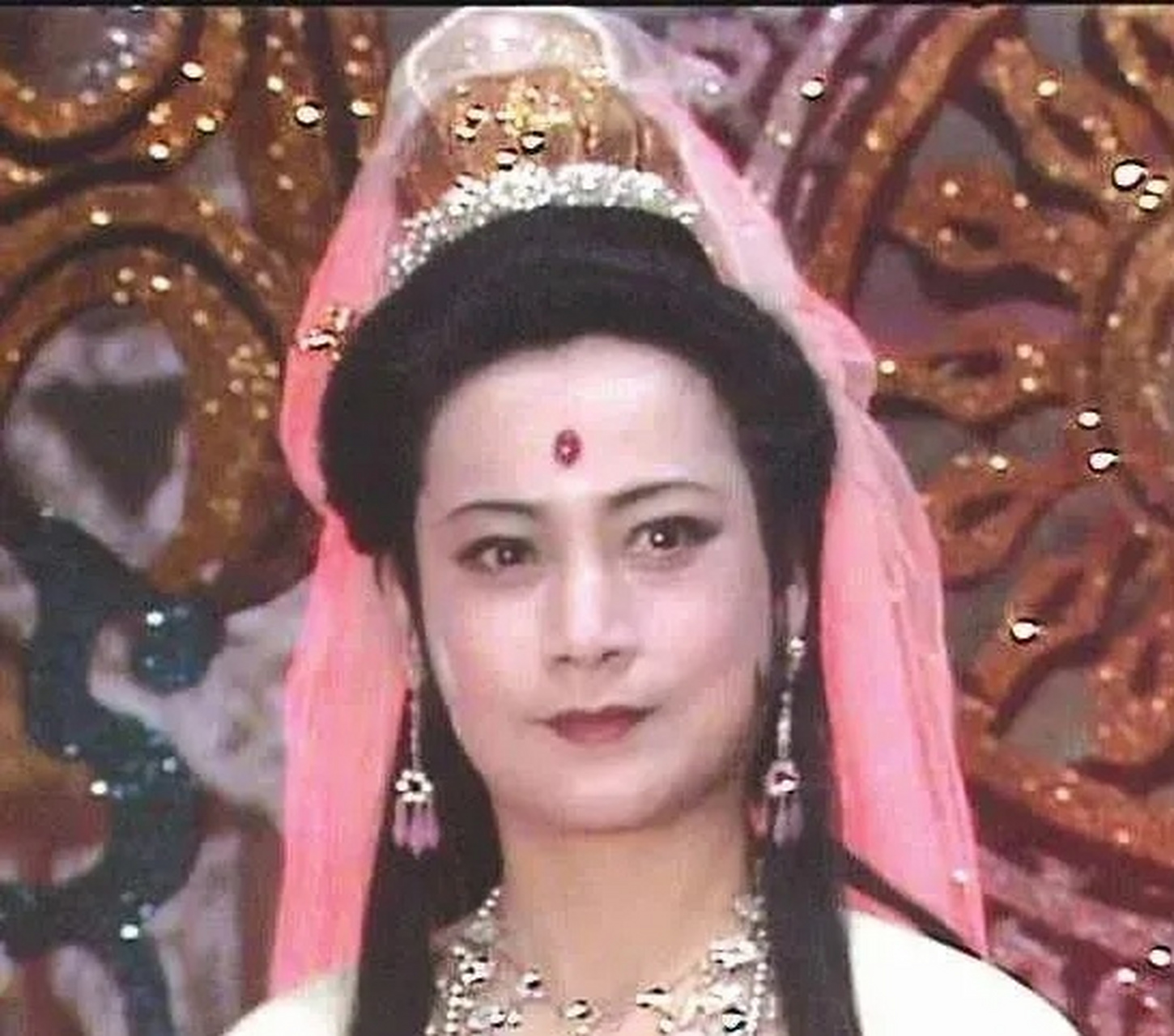 当年，杨洁对<em>左大玢</em>说：“你这气质，铁定要演观音菩萨。<em>左大玢</em>连连摆手：“我一把年