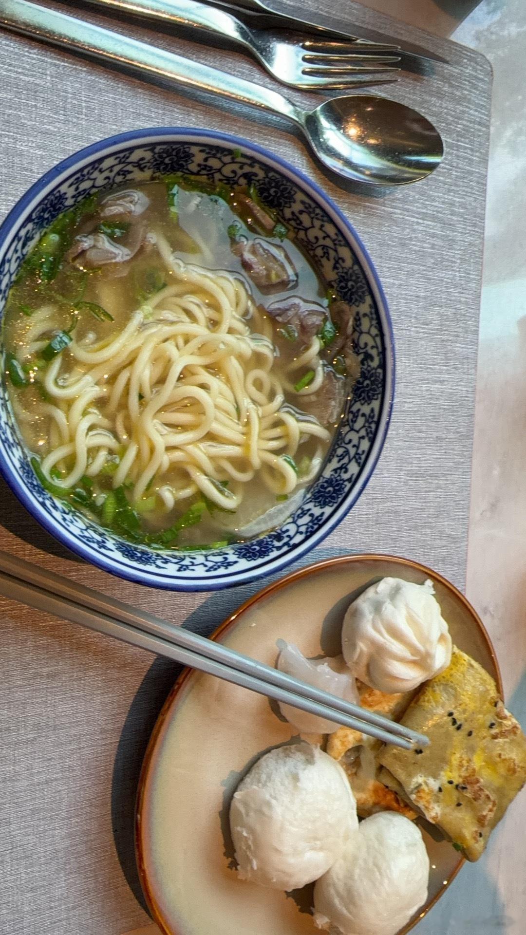 到西安，酒店里的面竟然没有羊肉泡馍。。。特色面是牛肉兰州拉面。