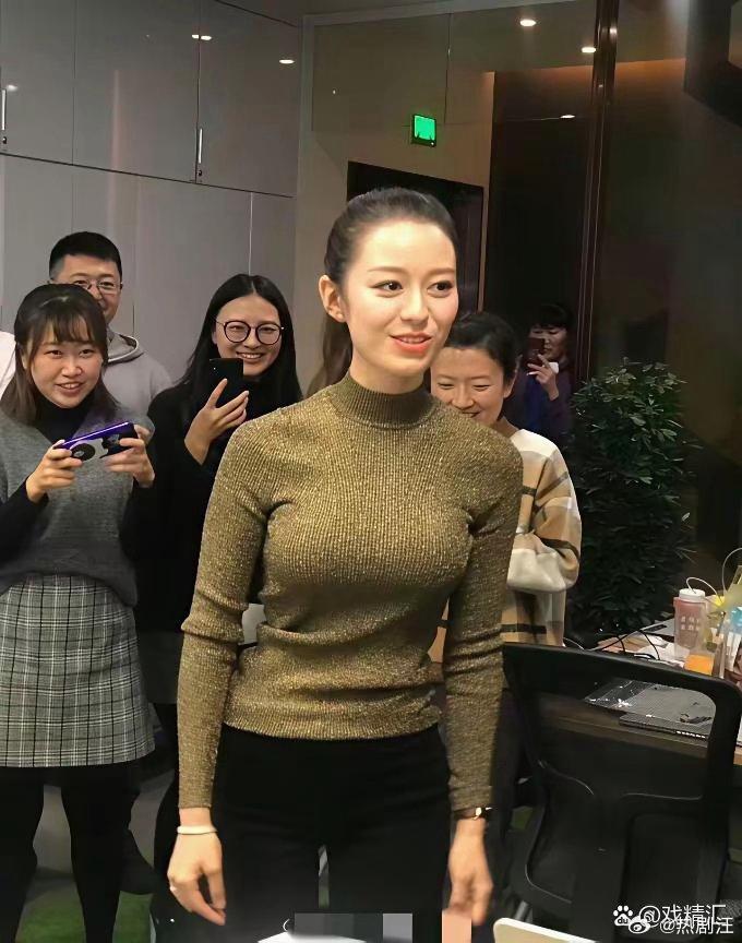 吉娜这身材真的绝了，曲线完美，妥妥的人间芭比，太惊艳了！